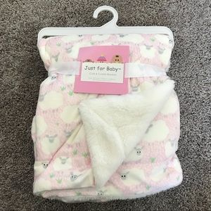 Baby blanket with sheep pattern.